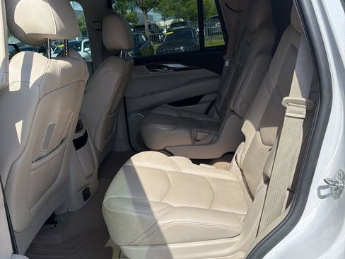 Used 2018 Cadillac Escalade Luxury RWD image 10