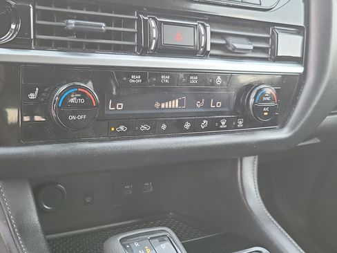 Used 2025 Nissan Pathfinder SL AWD/4WD image 29