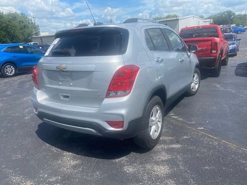 Used 2019 Chevrolet Trax LT w/ LT Convenience Package FWD image 3
