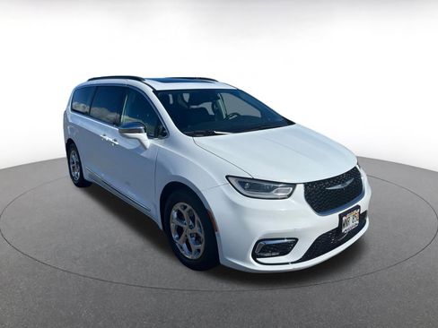 Used 2022 Chrysler Pacifica Limited FWD image 1