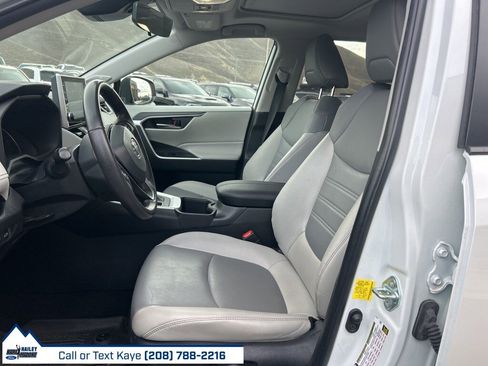 Used 2022 Toyota RAV4 XLE Premium image 16