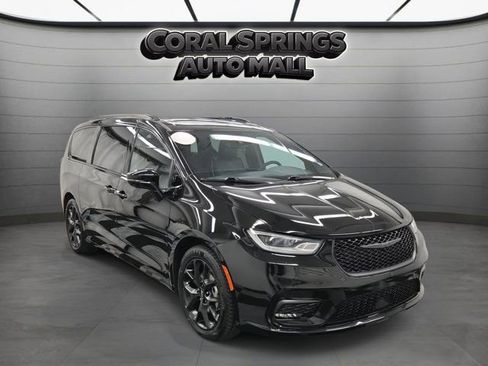 Used 2025 Chrysler Pacifica Limited FWD image 1