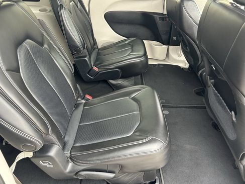 Used 2023 Chrysler Pacifica Touring-L FWD image 14