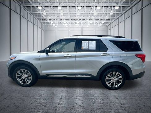 Used 2023 Ford Explorer XLT w/ Equipment Group 202A AWD/4WD image 4