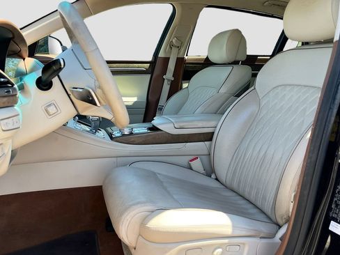 Used 2020 Genesis G90 3.3T Premium RWD image 9