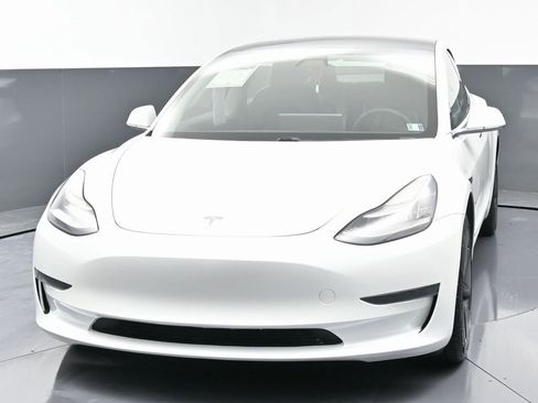 Used 2019 Tesla Model 3 Standard Range Plus image 4