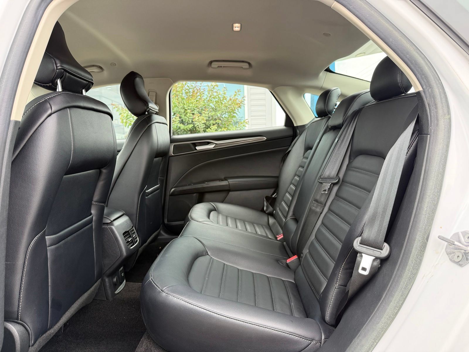 Used 2018 Ford Fusion SE w/ Equipment Group 602A FWD image 16