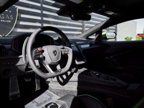 Used 2025 Lamborghini Revuelto image 2