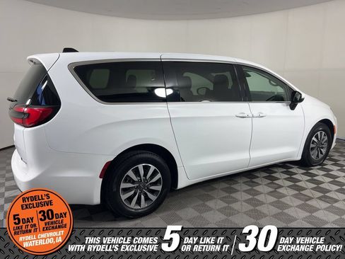 Used 2023 Chrysler Pacifica Touring-L FWD image 3