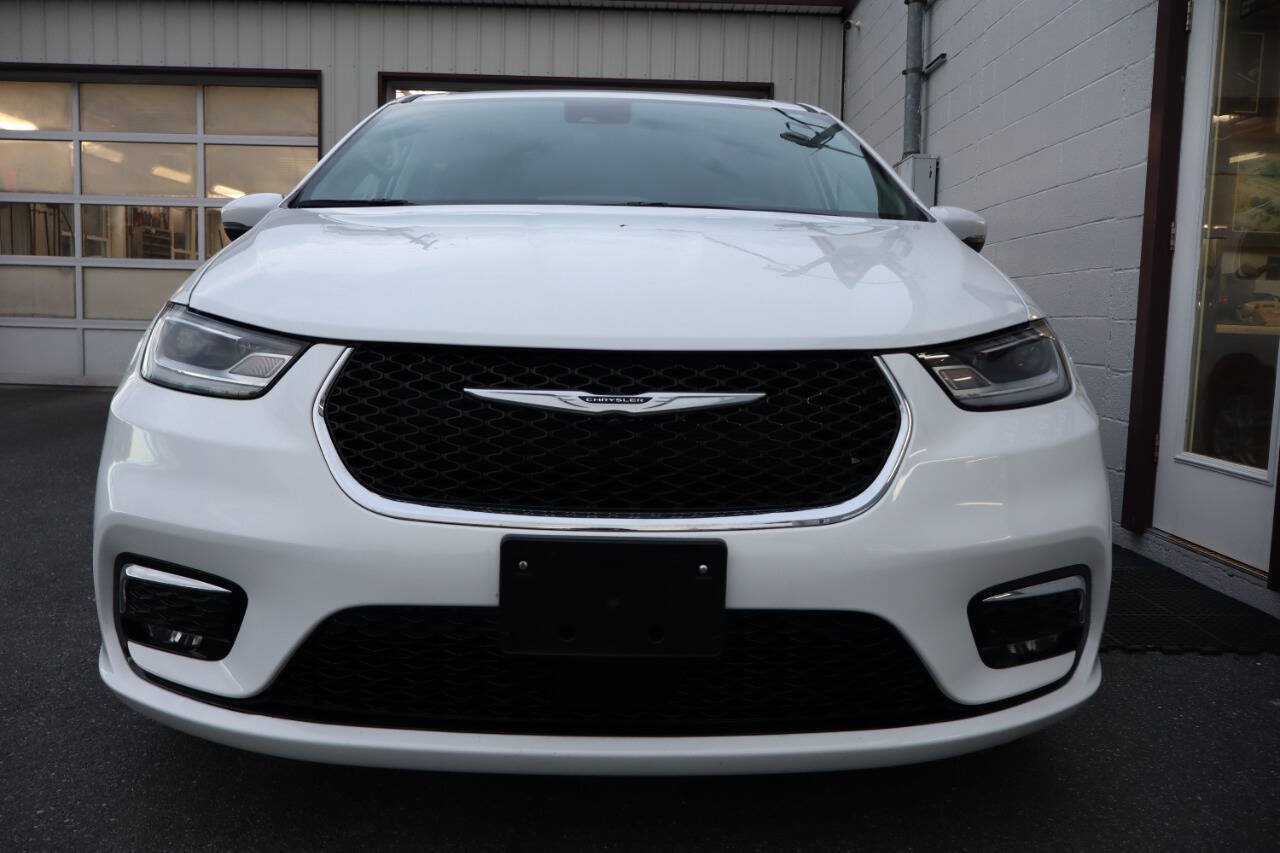 Used 2023 Chrysler Pacifica Touring-L FWD image 2