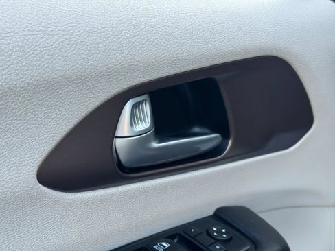 Used 2017 Chrysler Pacifica Touring-L Plus FWD image 11