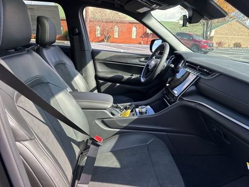 New 2025 Jeep Grand Cherokee Altitude image 10