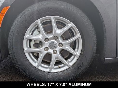 Used 2023 Chrysler Pacifica Touring-L FWD image 16