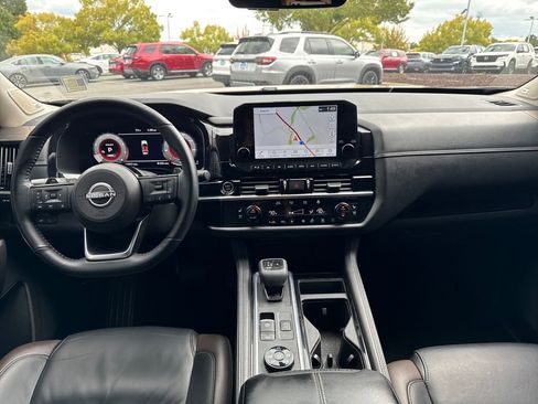 Used 2023 Nissan Pathfinder Platinum image 12