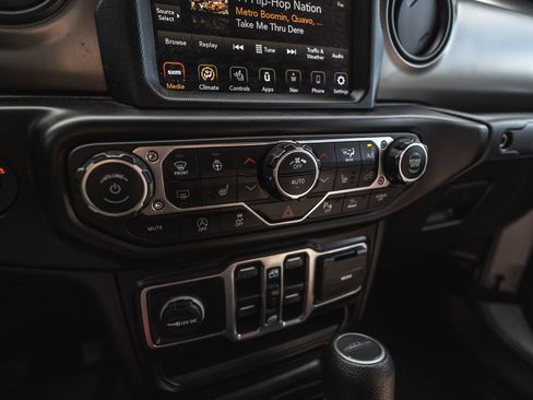 Used 2021 Jeep Gladiator Willys image 15