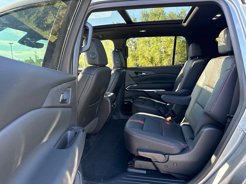 Used 2026 Chevrolet Traverse RS AWD/4WD image 25