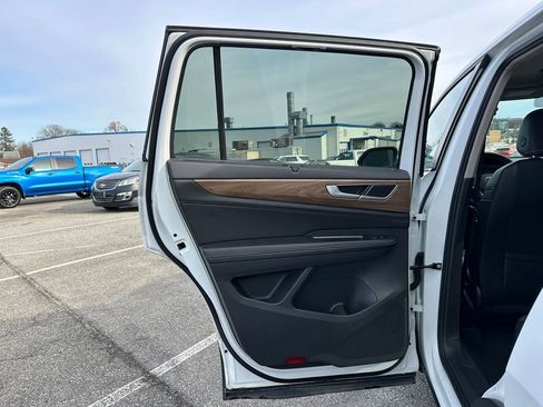 Used 2024 Volkswagen Atlas SE image 11