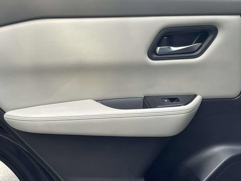 Used 2025 Nissan Rogue SV FWD image 10