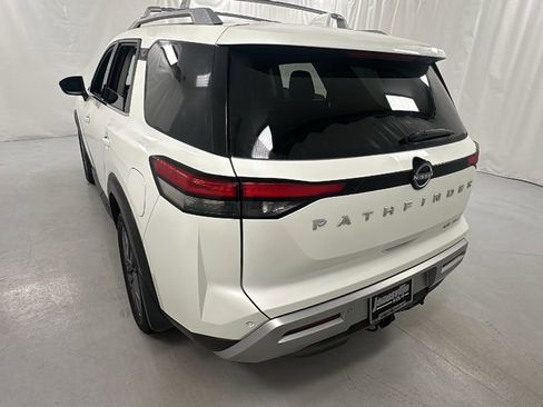 Used 2024 Nissan Pathfinder SL w/ SL Premium Package image 5