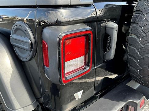 Used 2021 Jeep Wrangler Unlimited Rubicon w/ Cold Weather Group image 24