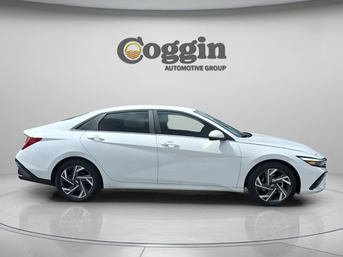 Certified 2024 Hyundai Elantra SEL w/ Convenience Package image 7