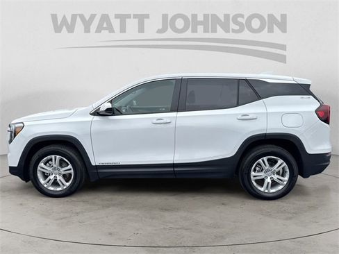Used 2024 GMC Terrain SLE image 2