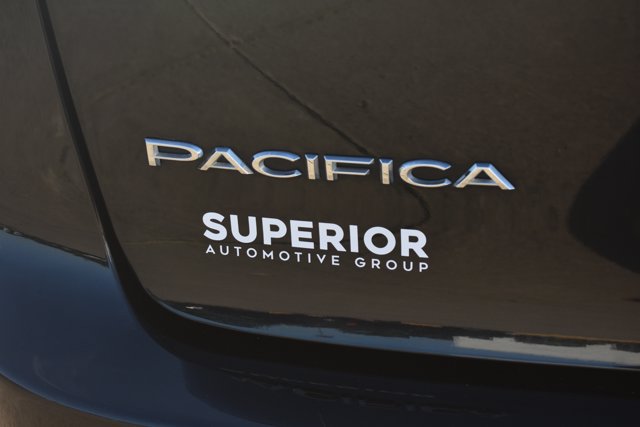 Used 2023 Chrysler Pacifica Touring-L FWD image 7