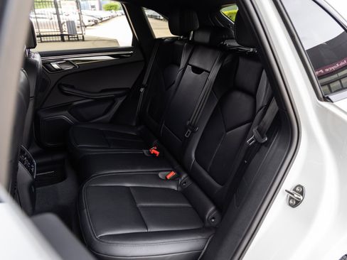 Certified 2025 Porsche Macan AWD/4WD image 37