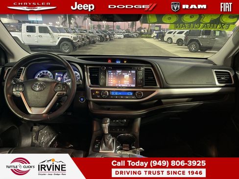 Used 2019 Toyota Highlander XLE image 12