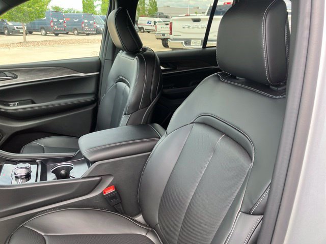 New 2026 Jeep Grand Cherokee Limited w/ Luxury Tech Group II AWD/4WD image 12