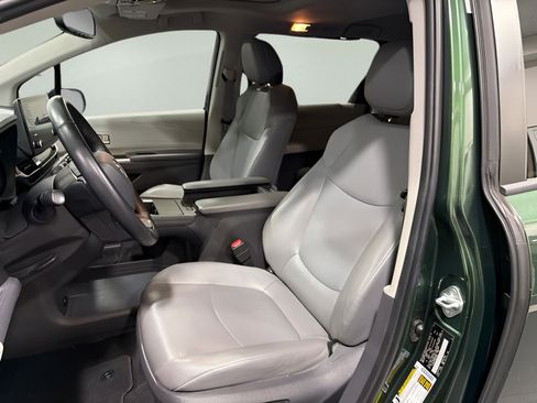 Used 2021 Toyota Sienna XLE FWD image 11