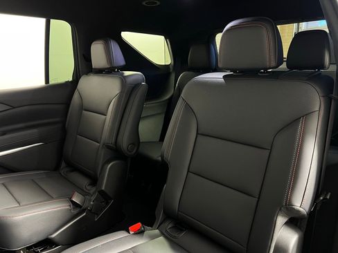 Used 2025 Chevrolet Traverse Z71 image 24
