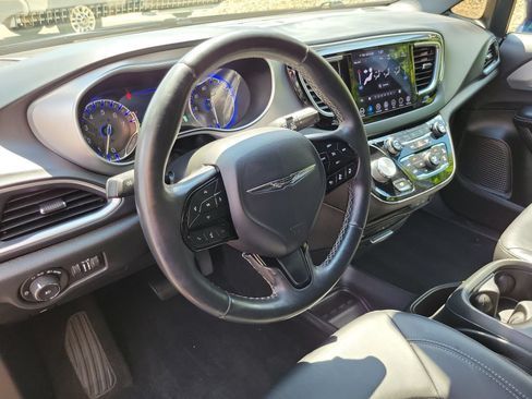 Used 2018 Chrysler Pacifica Touring-L Plus w/ Advanced Safetytec Group FWD image 11