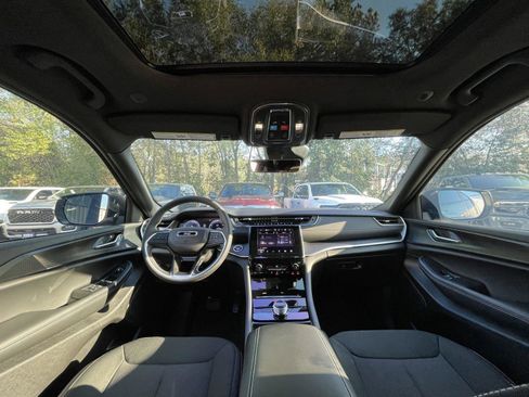 Certified 2025 Jeep Grand Cherokee Laredo X image 32