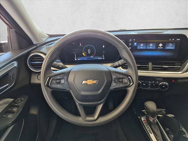 Used 2025 Chevrolet Trax LT FWD image 13