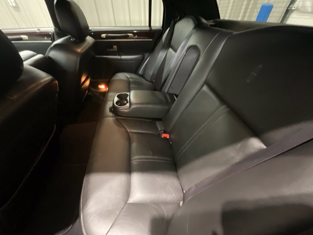 Used 2008 Lincoln Town Car Signature Limited RWD image 12
