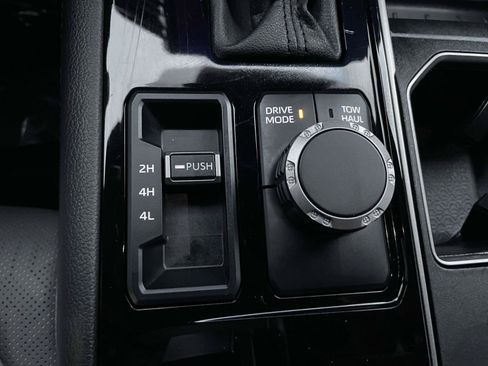 Used 2025 Toyota Tundra Limited AWD/4WD image 36