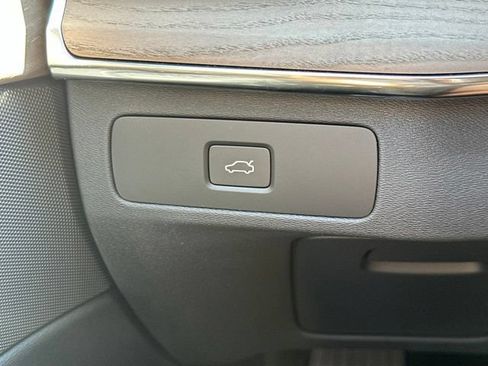 Certified 2025 Volvo XC90 B5 Core AWD/4WD image 32