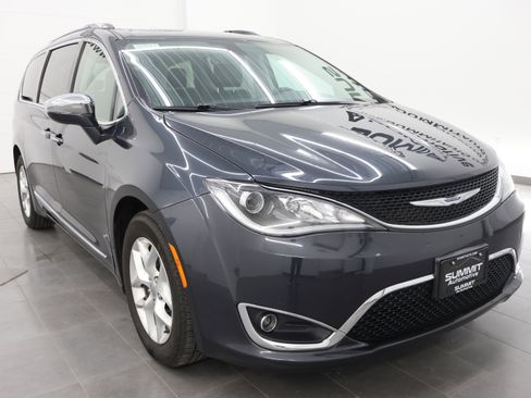 Used 2020 Chrysler Pacifica Limited FWD image 2