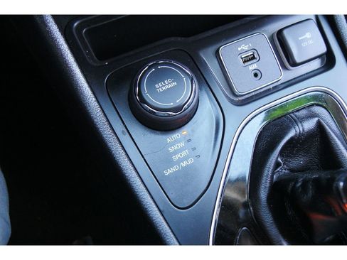 Used 2021 Jeep Cherokee Limited image 24