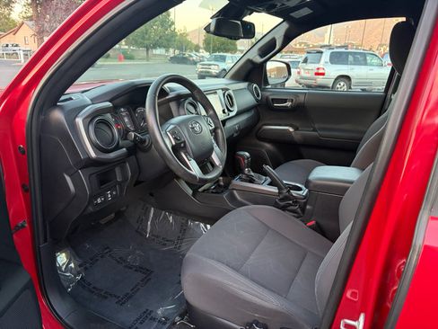 Used 2018 Toyota Tacoma TRD Off-Road w/ Technology Package AWD/4WD image 9