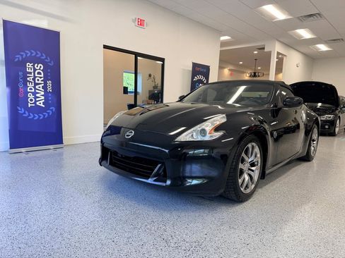 Used 2010 Nissan 370Z Touring RWD image 3