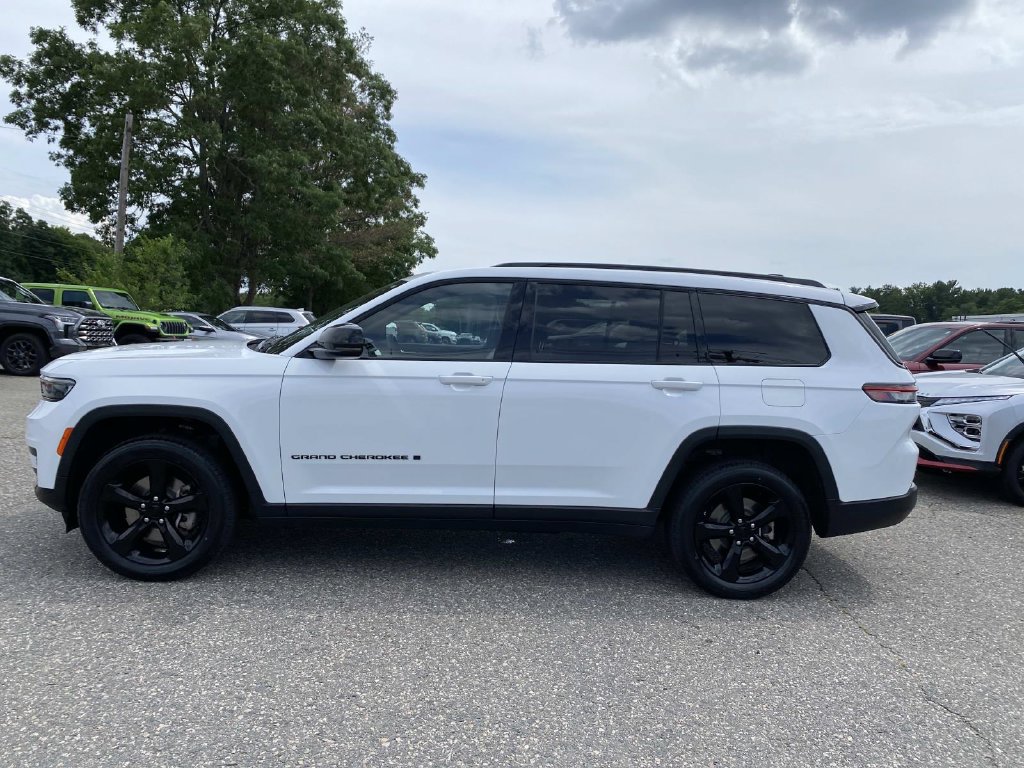 Used 2023 Jeep Grand Cherokee L Laredo AWD/4WD image 9