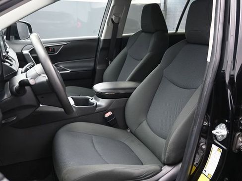 Used 2022 Toyota RAV4 LE image 11