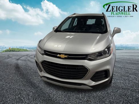 Used 2020 Chevrolet Trax LT w/ LT Convenience Package image 17