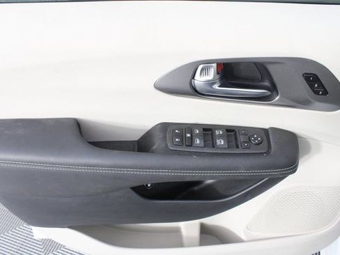 Used 2024 Chrysler Pacifica Select image 13