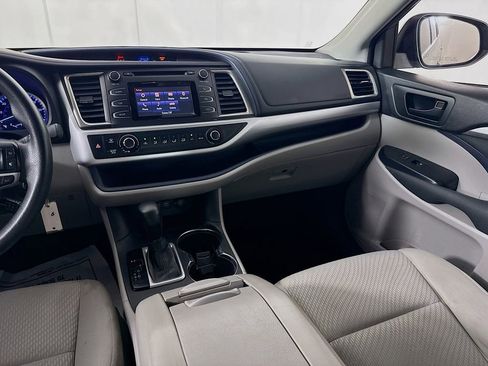 Used 2018 Toyota Highlander LE image 26