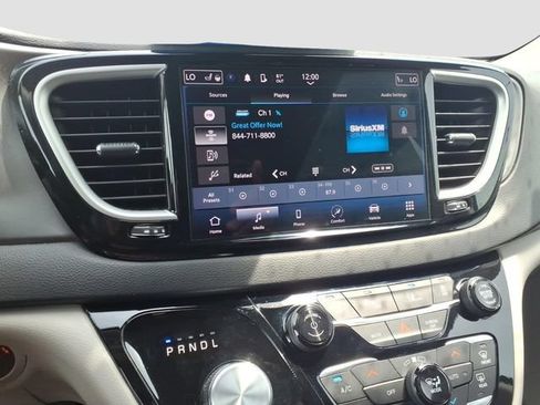 Used 2024 Chrysler Pacifica Touring-L FWD image 19