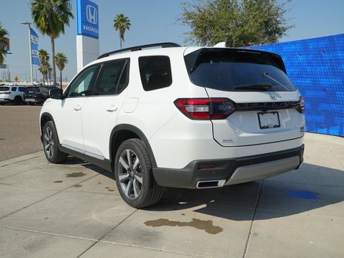New 2025 Honda Pilot Touring image 9