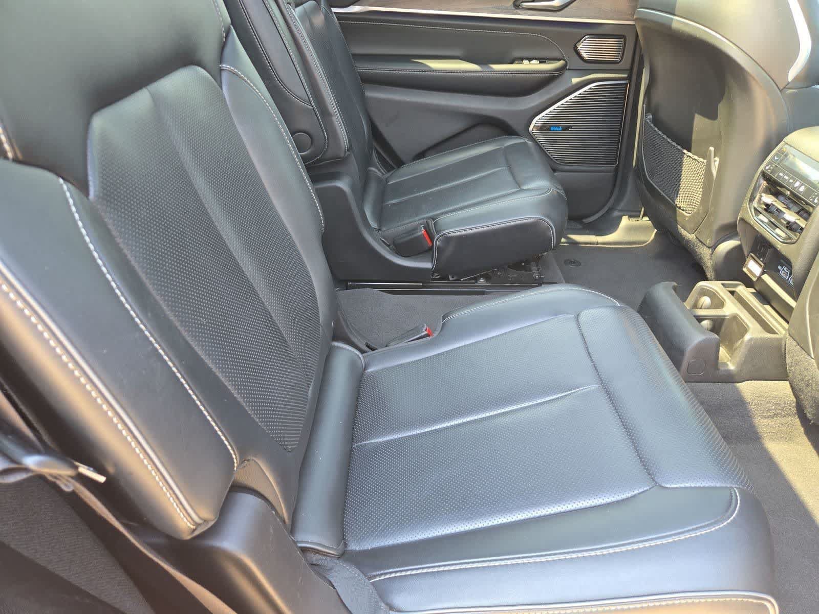 Used 2021 Jeep Grand Cherokee L Overland w/ Luxury Tech Group IV RWD image 19